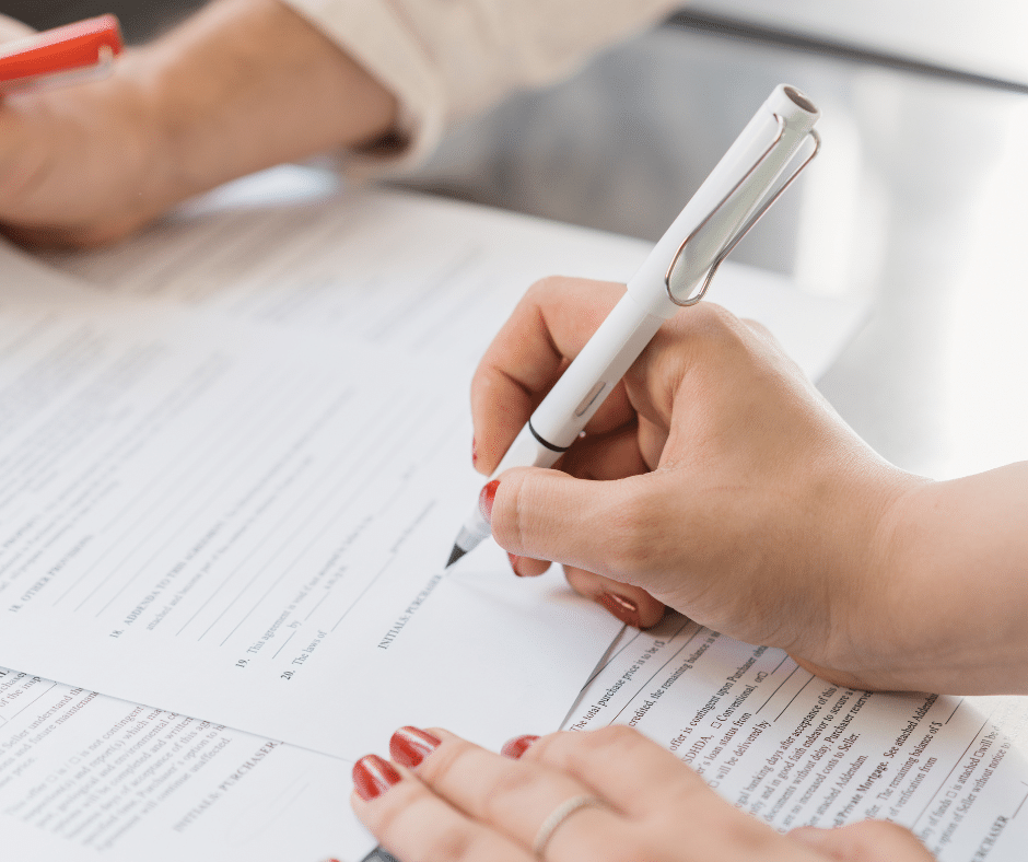 คนกำลังลงนามในเอกสาร