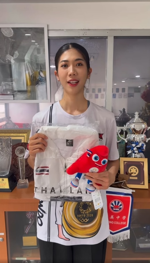 เทนนิส พาณิภัค บริจาคเงินช่วยน้ำท่วมภาคเหนือ 1 แสนบาท