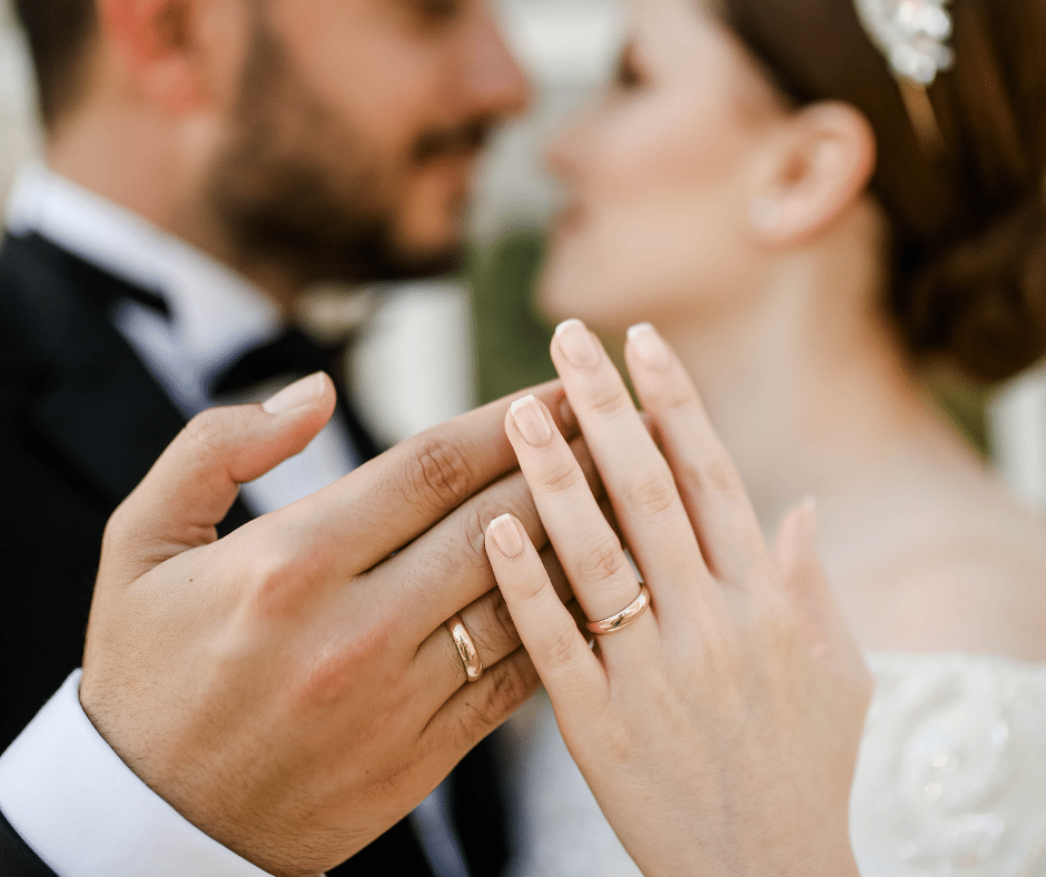 ชายหญิงโชว์แหวนแต่งงาน คู่รักพึ่งเสร็จจากพิธี