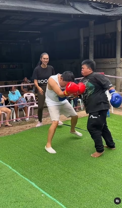 โก๊ะตี๋ รัวหมัดใส่ จตุรงค์ ไม่ยั้ง