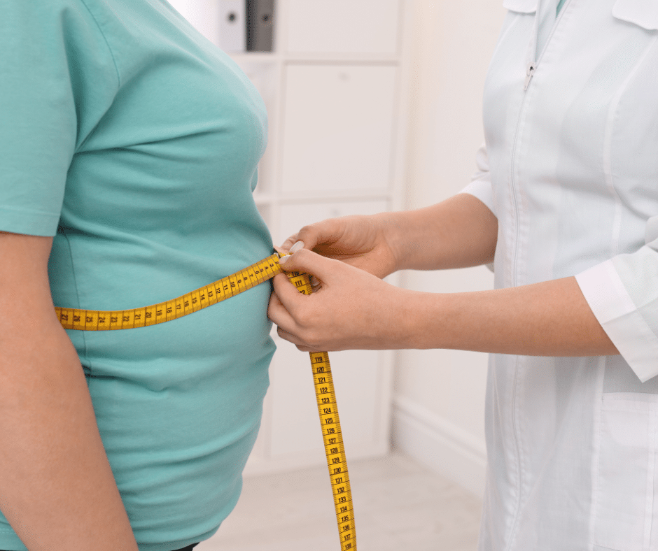 ภาพหมอกำลังใช้สายวัดรอบเอวให้กับคนไข้ เพื่อตรวจวินิจฉัยโรคอ้วน