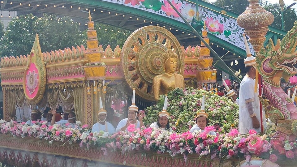 งานประเพณีรับบัว หรือ โยนบัว เป็นหนึ่งในประเพณีเก่าแก่ที่ทรงคุณค่าและเป็นเอกลักษณ์ของชาวอำเภอบางพลี จังหวัดสมุทรปราการ ซึ่งจัดขึ้นที่วัดบางพลีใหญ่ใน วันขึ้น 14 ค่ำ เดือน 11 เป็นประจำทุกปี