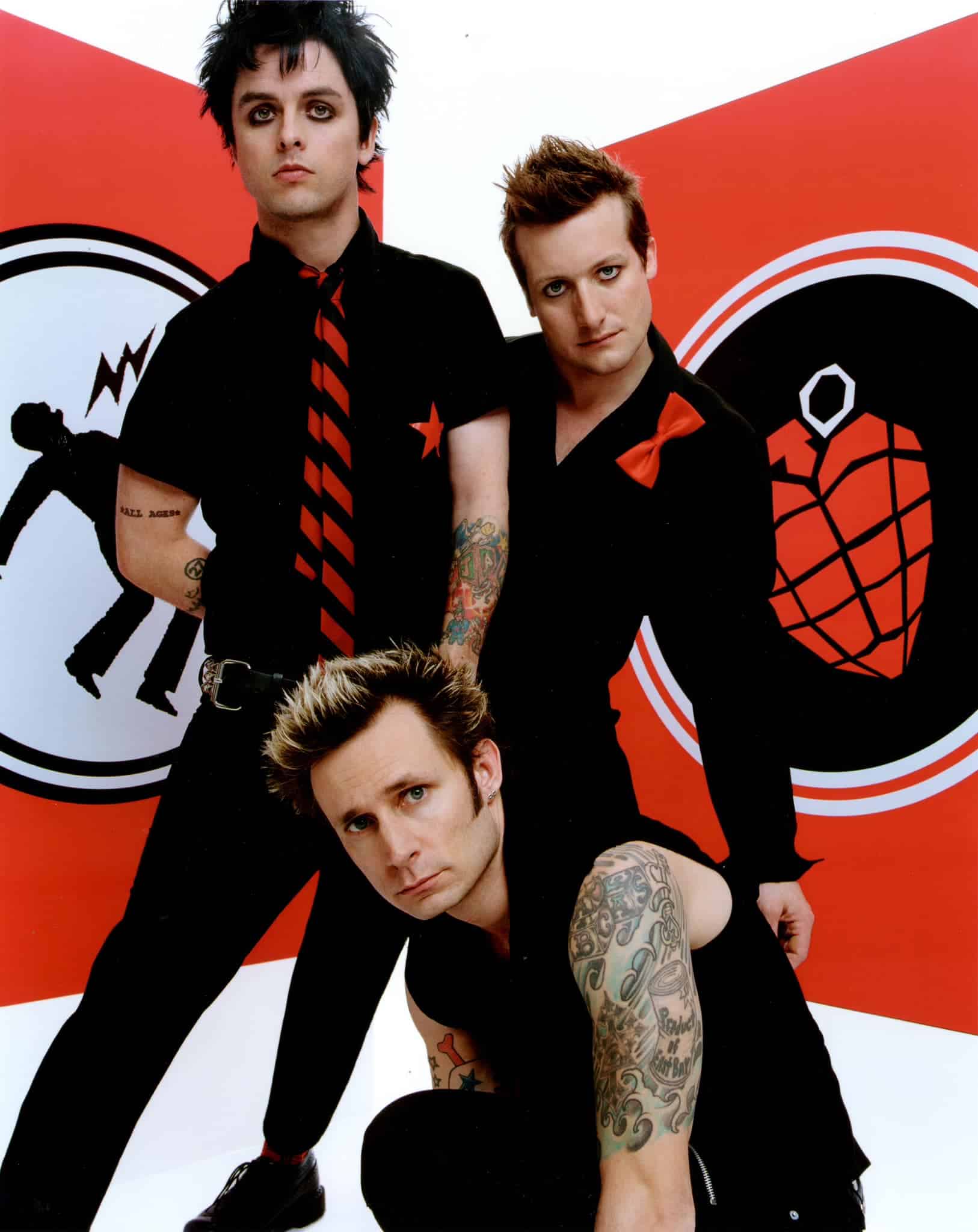 วง Green Day ที่ช่วยให้ดนตรีพังก์ร็อกเข้ามาอยู่ในกระแสหลัก ด้วยเพลงฮิต “Basket Case” และ “Welcome To Paradise” ครองอันดับหนึ่งบนชาร์ตอย่างยาวนานจนได้รางวัลแพลทินัมไดมอนด์ถึง 10 ครั้ง และยอดขายกว่า 10 ล้านก็อปปี้