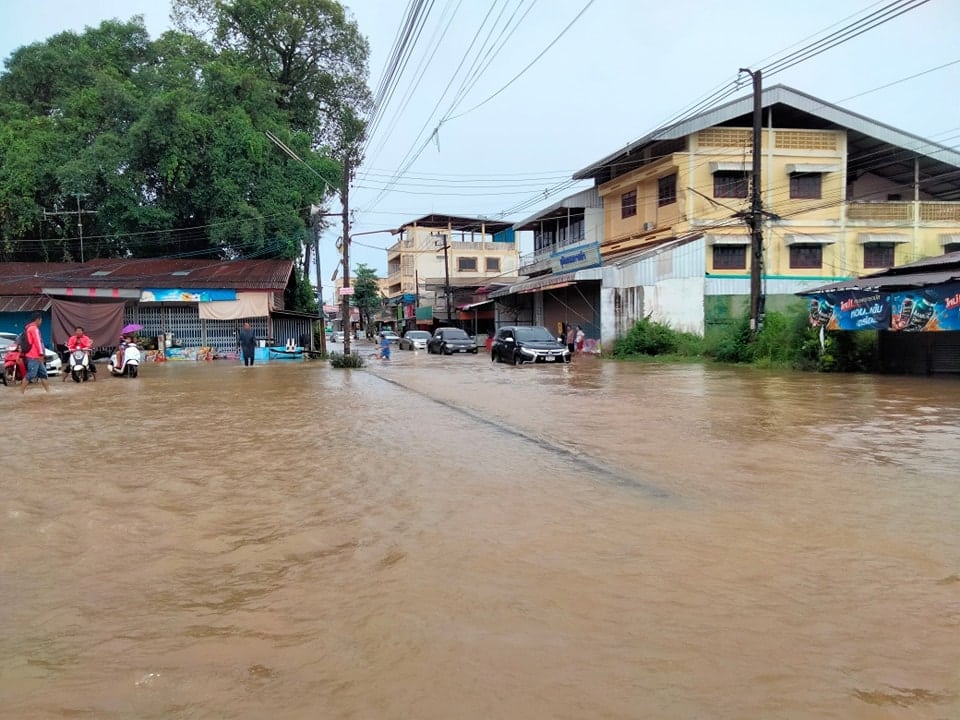 สถานีตำรวจภูธรเซกา จังหวัดบึงกาฬ ประชาสัมพันธ์ถนนน้ำท่วมขาเข้าเขตเทศบาล