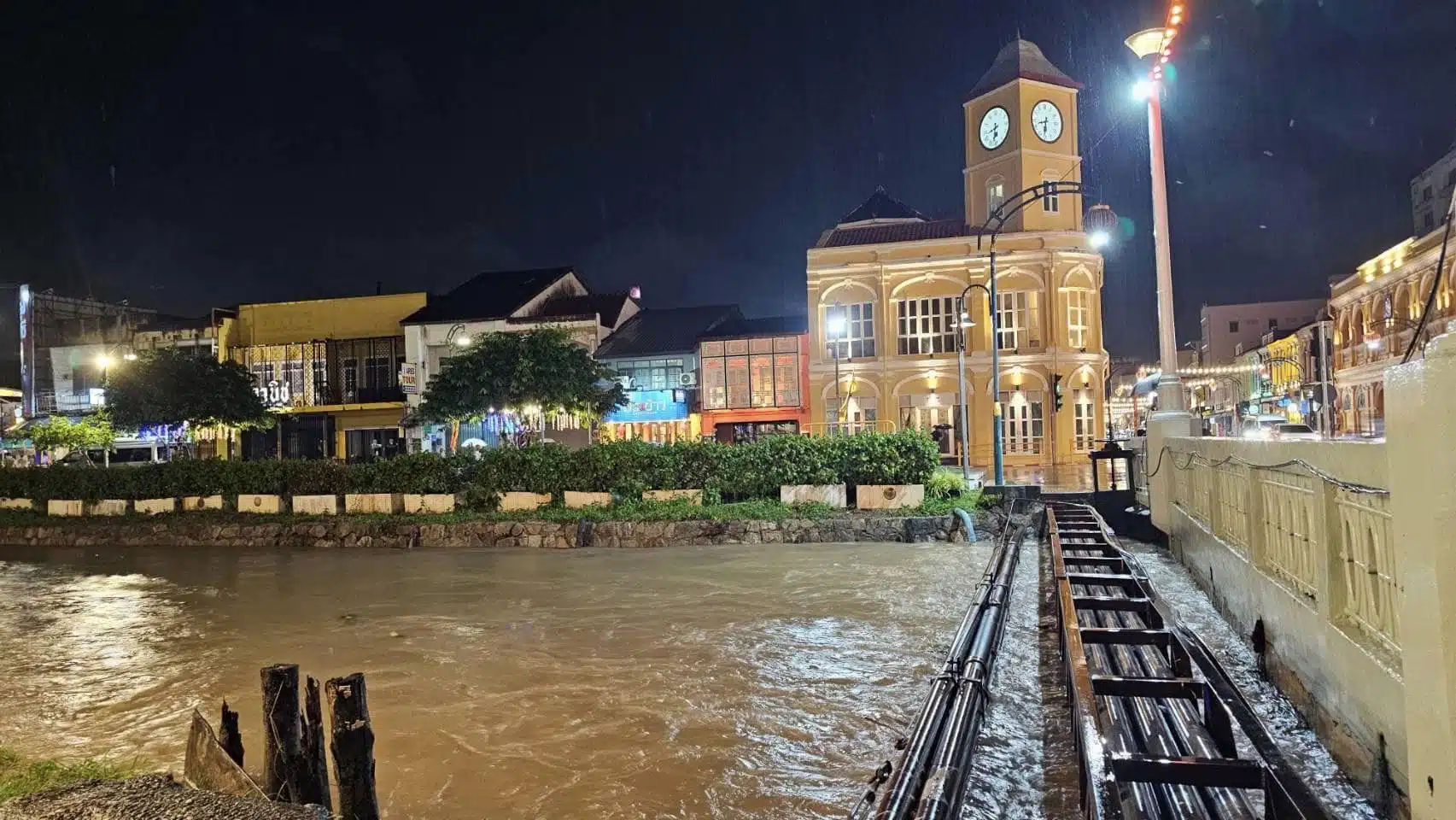 คลองบางใหญ่ เขตเทศบาลนครภูเก็ต เฝ้าระวังปริมาณฝนตกต่อเนื่อง และ น้ำทะเลหนุนสูงสุด เวลา 21:50 น.