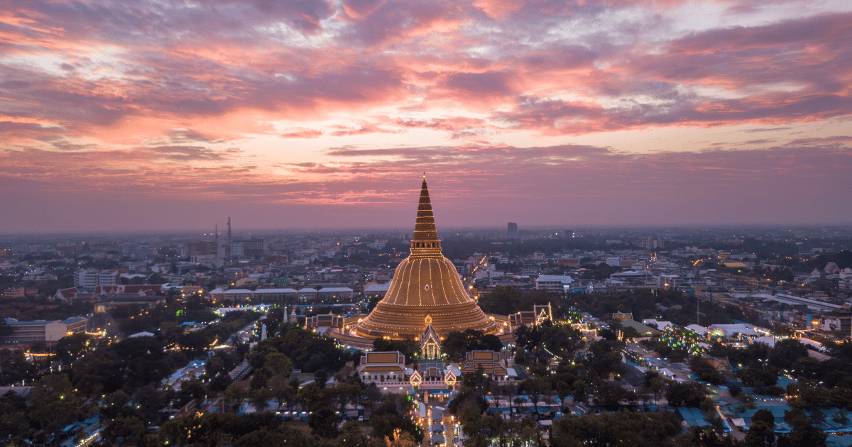 งานองค์พระปฐมเจดีย์ประจำปี 2567 เต็มไปด้วยแสงสีแห่งความคึกคัก สนุกสนาน ทั้งไหว้พระทำบุญ แวะกิน ช้อปร้านค้าและร้านอาหารมากมาย จนกลายเป็นงานดังประจำจังหวัดนครปฐม จัดขึ้นระหว่างวันที่ 12-20 พฤศจิกายน 2567 ณ วัดพระปฐม