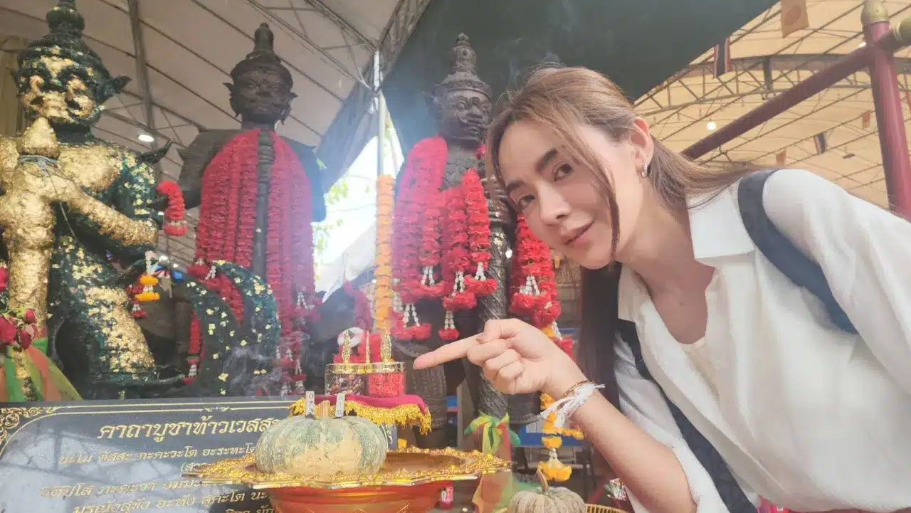 &quot;ปุยฝ้าย AF&quot; ที่เดินทางมาทำบุญวันเกิดครบรอบ 37 ปี เพื่อความเป็นสิริมงคลแก่ชีวิต