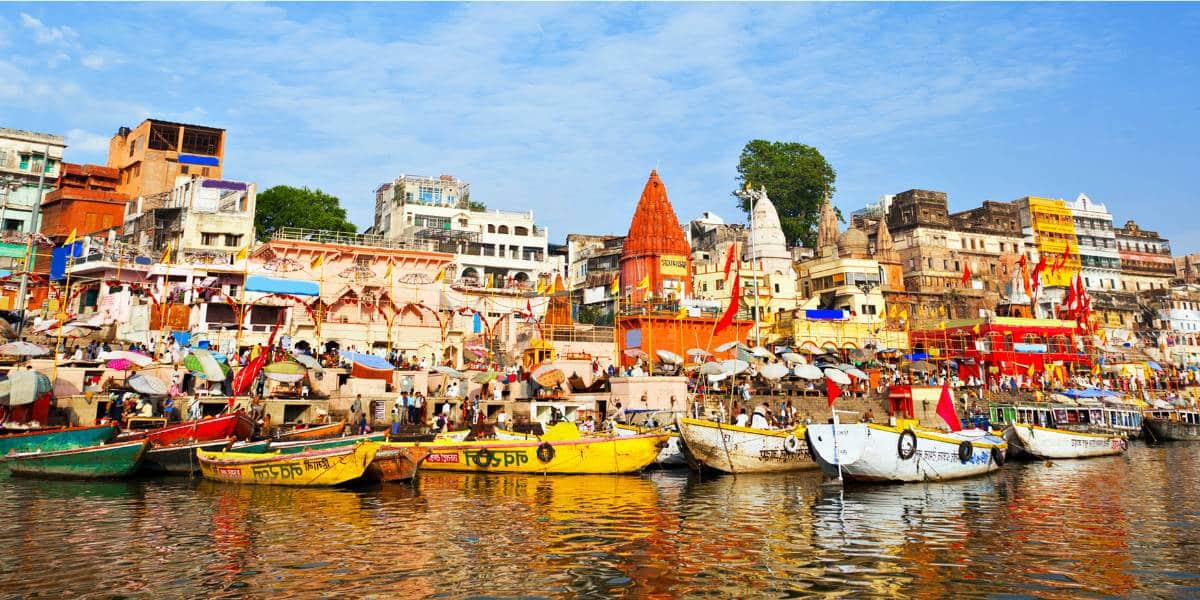 ชายหนุ่มพรมน้ำจากแม่น้ำคงคา