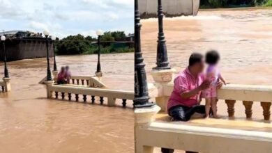 พ่อาลูกเล่นน้ำตอนน้ำท่วม