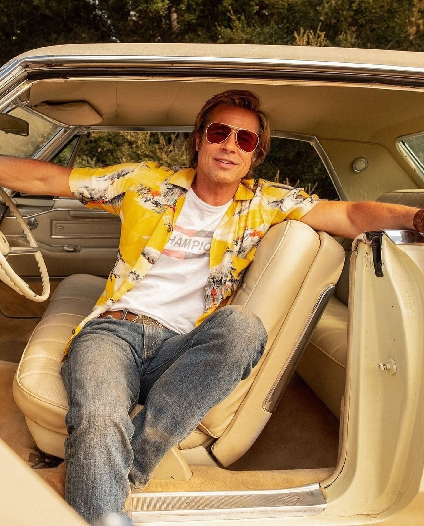 ผู้ก่อเหตุได้ติดต่อเหยื่อผ่านเว็บไซต์แฟนคลับของแบรต พิตต์ จากนั้นก็ทักส่วนตัวไปพูดคุยผ่าน WhatsApp จนเหยื่อเชื่อสนิทใจว่ากำลังคุยกับแบรต พิตต์ จริง ๆ