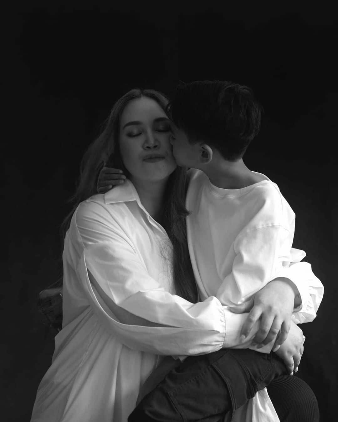 ทาทา ยัง ร้องไห้กอดลูกชาย