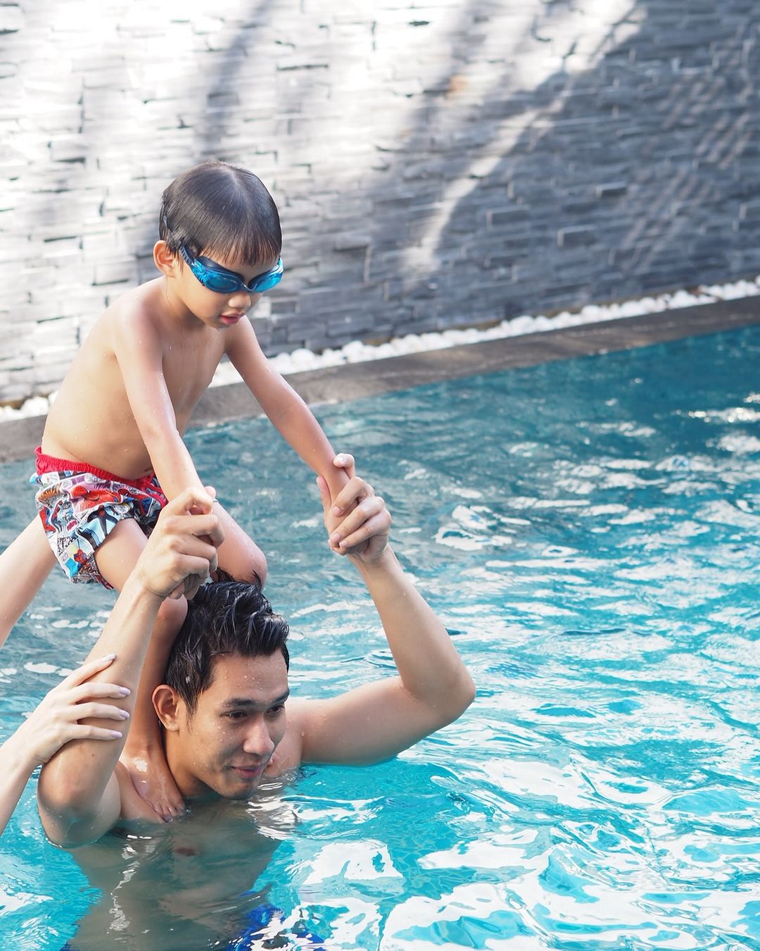 กีต้าร์ ศิริพิชญ์ เผยภาพ อ๋อม อรรคพันธ์ เป็นพี่เลี้ยงลูกให้เธอ