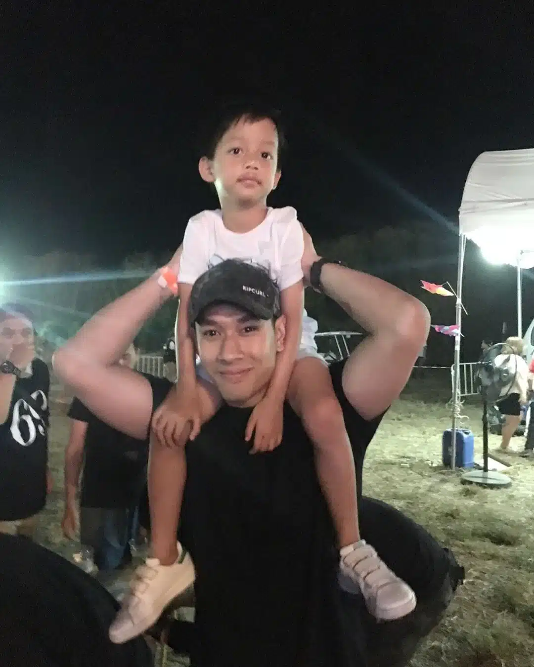 กีต้าร์ ศิริพิชญ์ เผยภาพ อ๋อม อรรคพันธ์ เป็นพี่เลี้ยงลูกให้เธอ-2