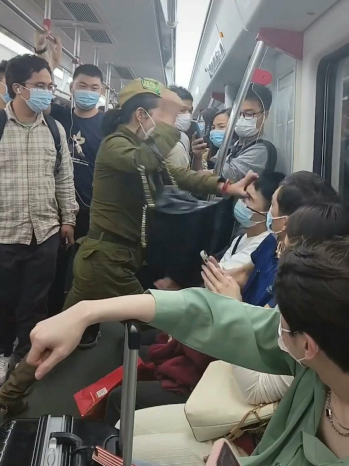 หญิงคนดังกล่าว อยู่ในอาการมึนเมา เธอถูกดำเนินคดี รับโทษจำคุก 10 วัน ปรับ ประมาณ 2,500 บาท