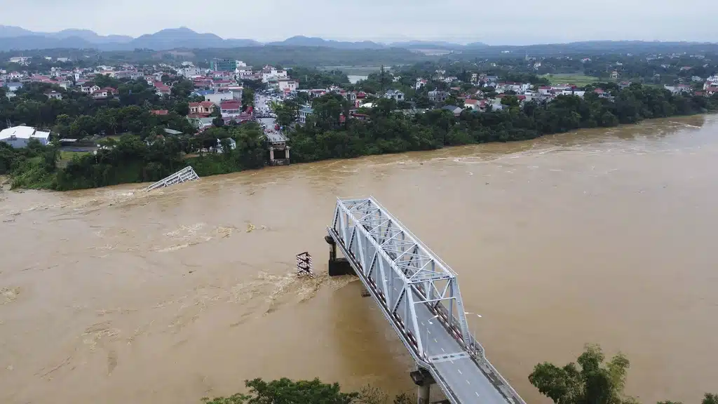 สะพานฟองเจือที่ทอดข้ามแม่น้ำแดง ทางตะวันออกเฉียงเหนือของเวียดนามพังถล่ม ขณะกำลังเผชิญกับสภาพอากาศที่เลวร้ายจากอิทธิพลของพายุไต้ฝุ่น “ยางิ”