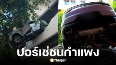 สาวฟลอริด้าเผลอเหยียบคันเร่ง รถพุ่งชนกำแพง