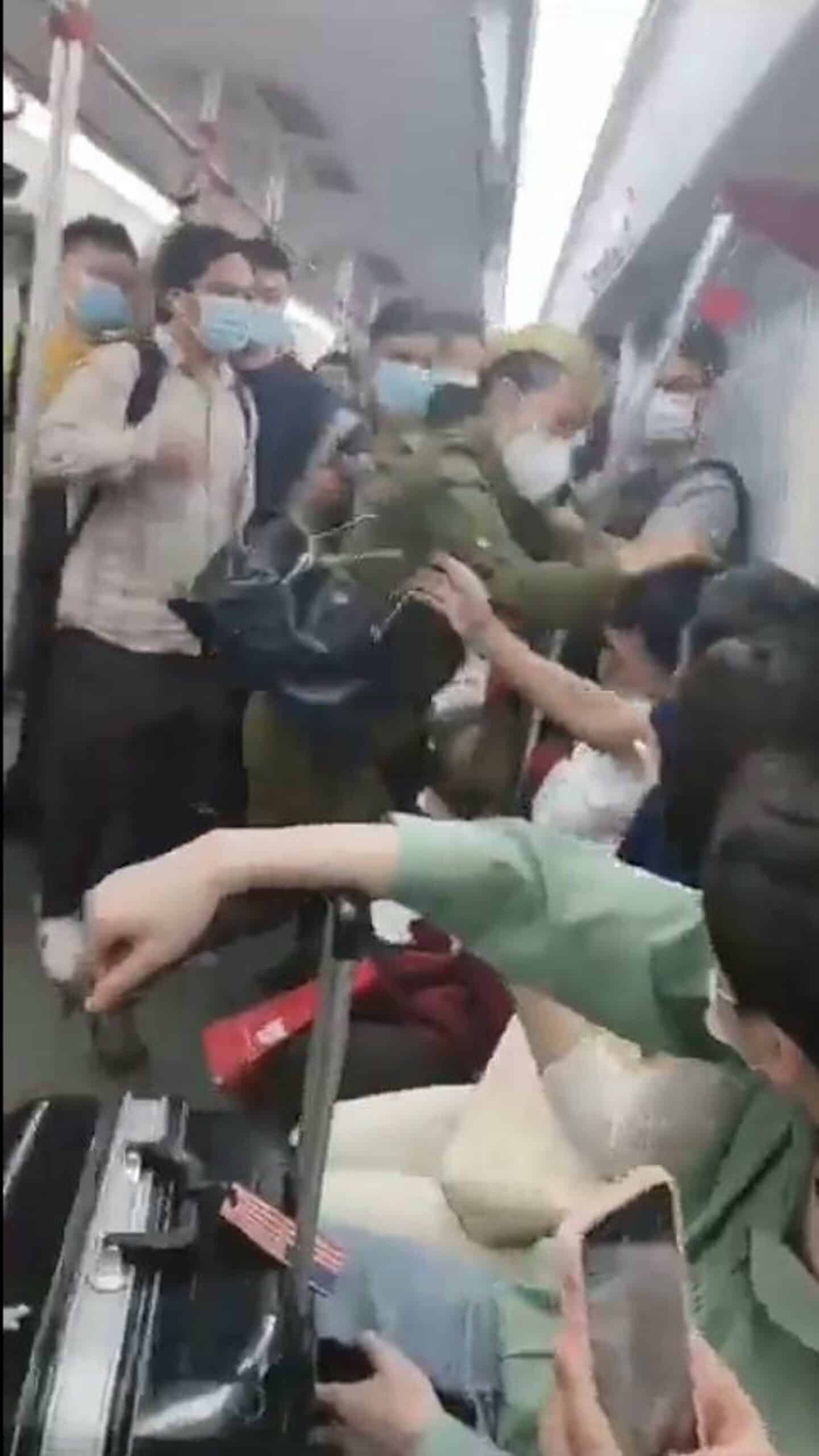 หญิงอายุ 50 ปี นามสกุลหวัง มีปากเสียงกับชายวัย 31 ปี นามสกุลหลี่