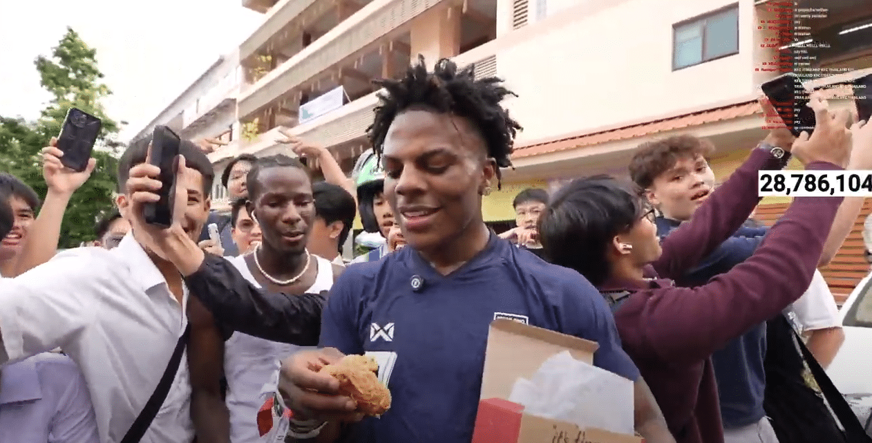 สปีดได้รับไก่ทอดเคเอฟซีระหว่างเดินไลฟ์สด