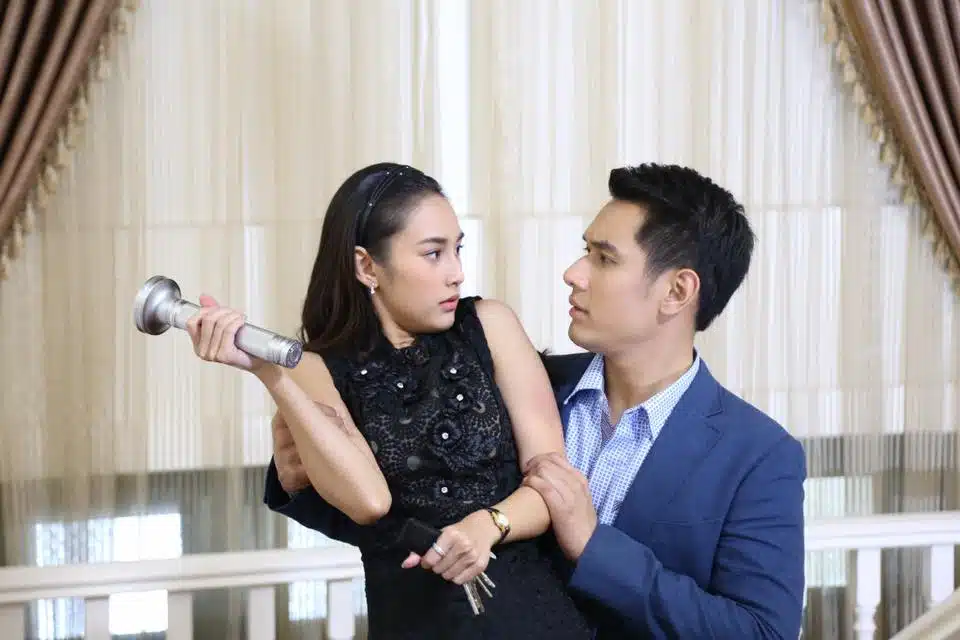 เตรียมพบกับเรื่องราวของ กรกฏ (อ๋อม-อรรคพันธ์) ชายหนุ่มที่เต็มไปด้วยทิฐิ และความเชื่อมั่น ถูกผูกมัดกับหญิงสาวไว้ด้วยเงื่อนไขของพินัยกรรม จึงพยายามทุกวิถีทาง เพื่อไม่ให้ตัวเองต้องแต่งงานกับ ละอองดาว (นาว-ทิสานาฏ)