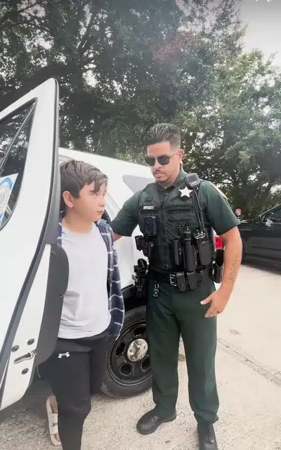 คาร์โล "คิงส์ตัน" โดเรลลี่ ถูกตำรวจจับใส่กุญแจมือ