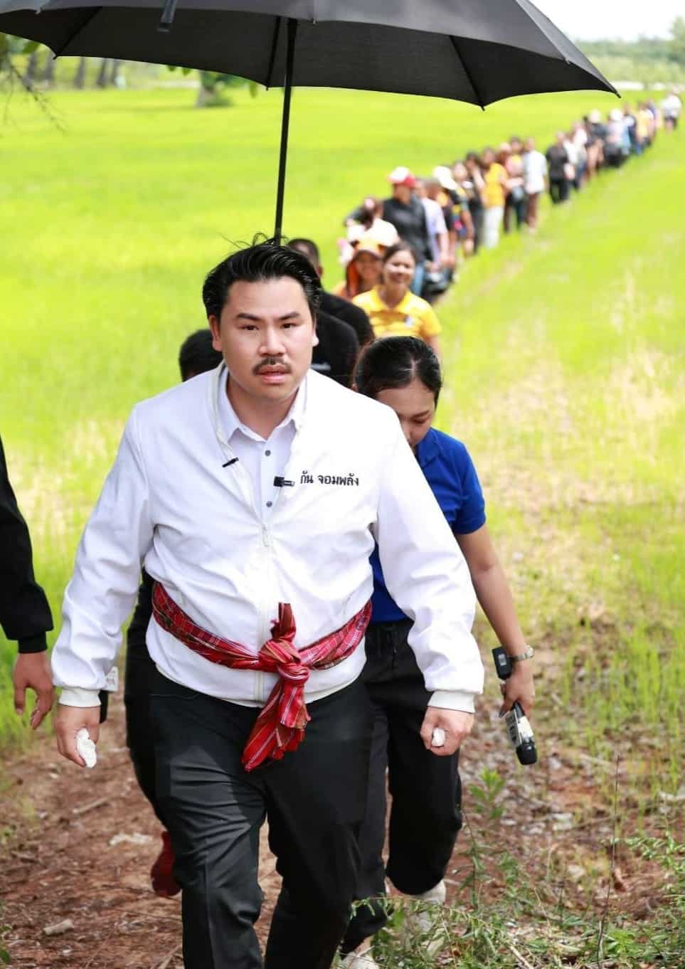 กัน จอมพลัง ลงพื้นที่ทุ่งนา