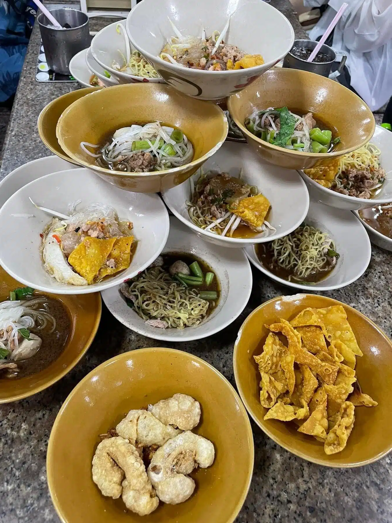 ก๋วยเตี๋ยวเรือป้ายักษ์ หลากหลายเมนูเส้น