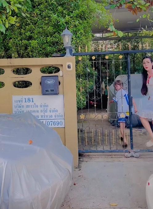 งูเข้าบ้าน อ๋อม สกาวใจ คอหวยแห่ส่องเลขที่บ้าน