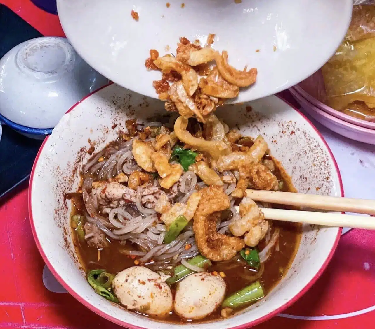 ต้อย ก๋วยเตี๋ยวเรือ วัดมะกอก แคปหมูกรอบ ๆ อร่อยจนต้องบอกต่อโดนใจ