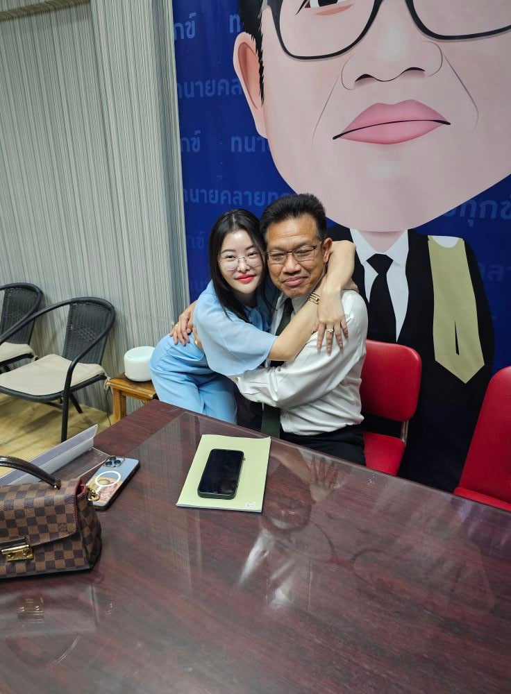 ทนายเดชา ถ่ายรูปกอดคอ ลิลลี่ เหงียน