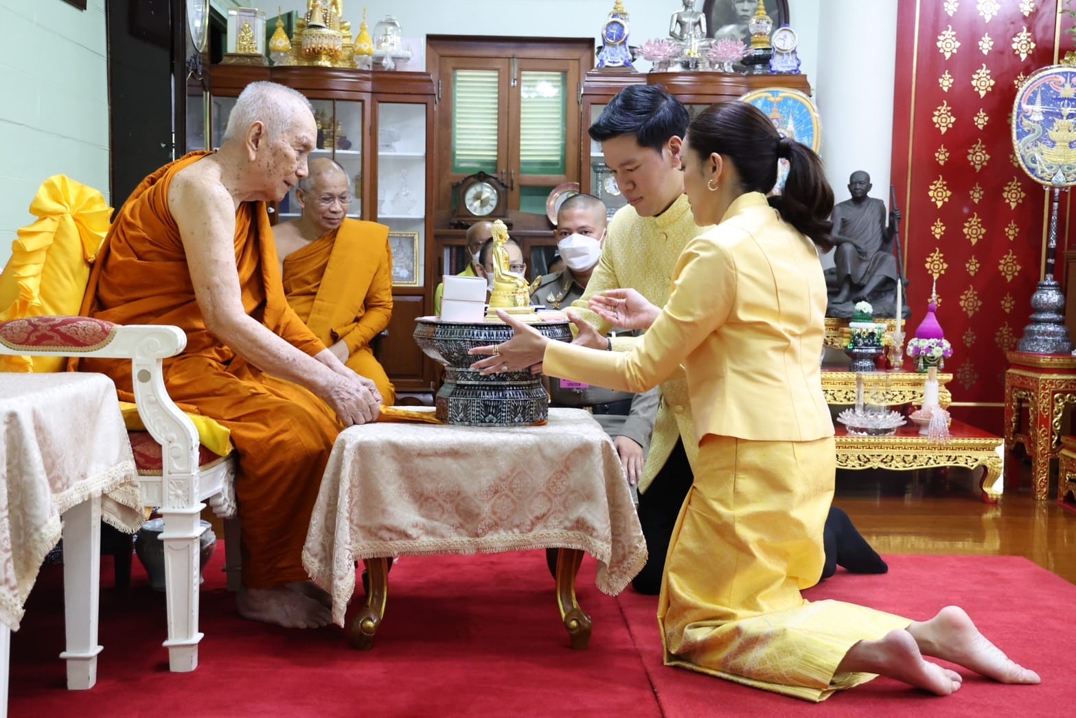 นายกอุ๊งอิ๊ง กราบ สมเด็จพระสังฆราช เอาฤกษ์เอาชัย ก่อนเข้าทำงานวันแรก-2