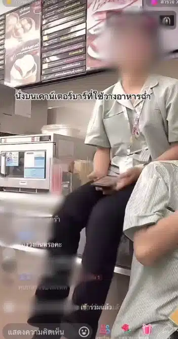 พนักงานหนึ่งคนนั่งบนเคาะเตอร์บาร์ที่ใช้วางอาหาร