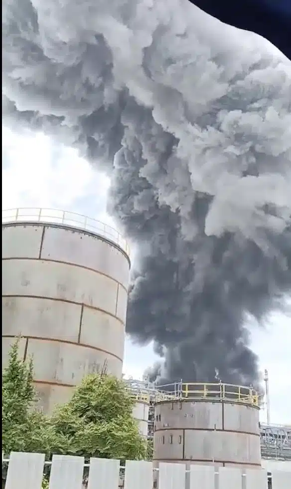 ควันดำลอยขโมง ไฟไหม้โรงงานมาบตาพุด