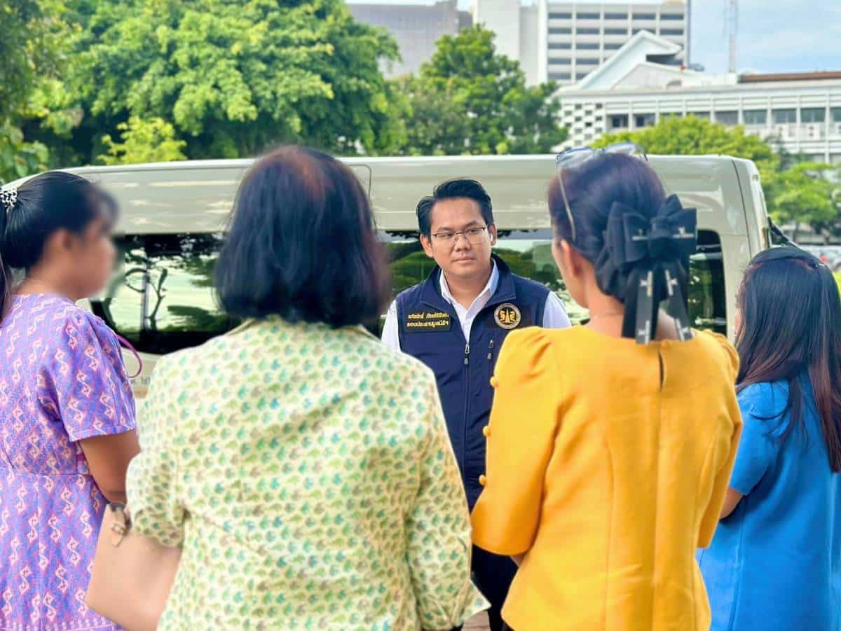 มูลนิธิรณรงค์ทวงคืนความยุติธรรมในสังคม เดินทางมาพร้อมครูเบญ เพื่อยื่นหนังสือร้องเรียนกระทรวงศึกษาธิการ