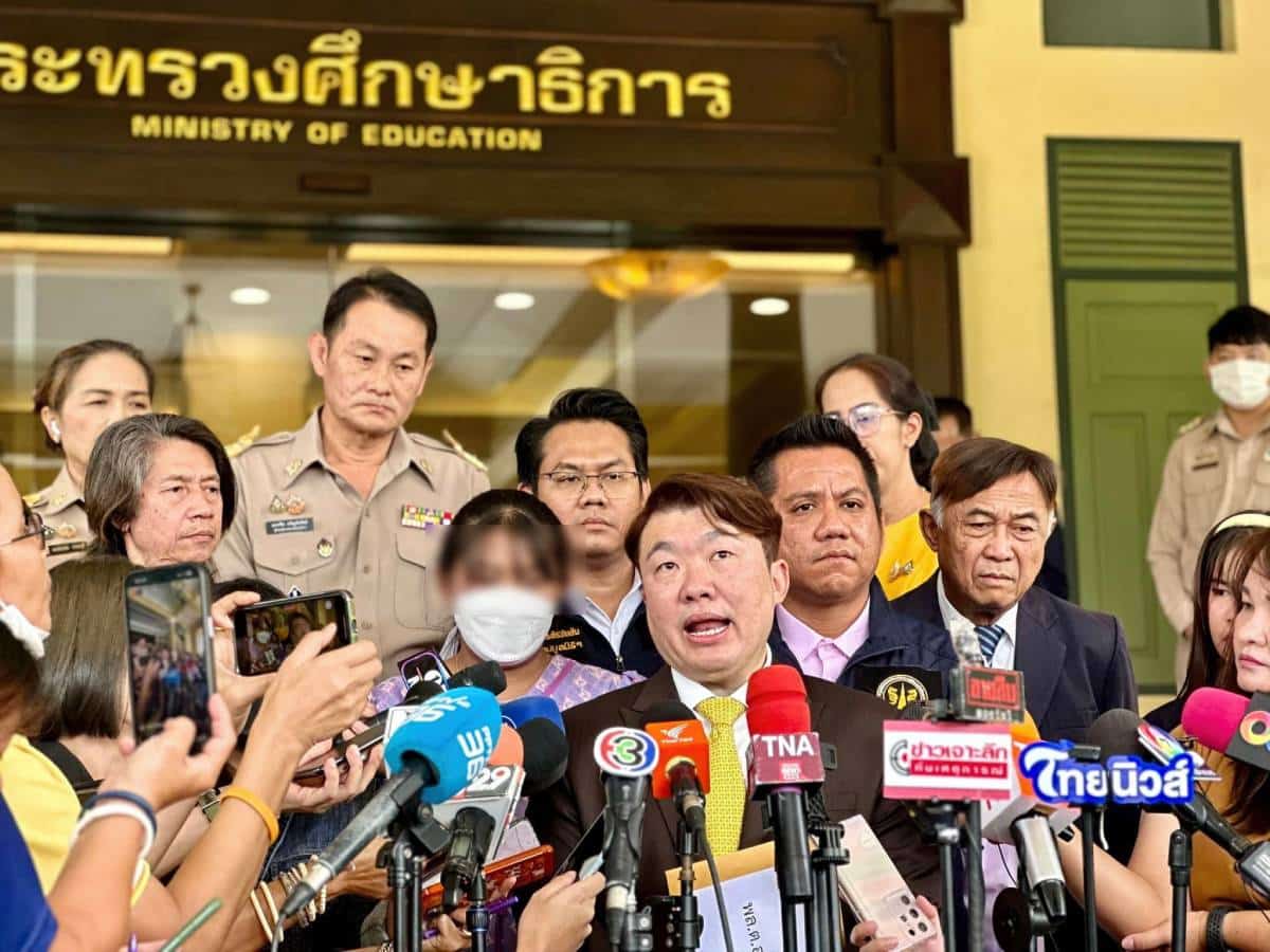 ครูเบญ ยื่นหนังสือร้องเรียนกระทรวงศึกษาธิการ