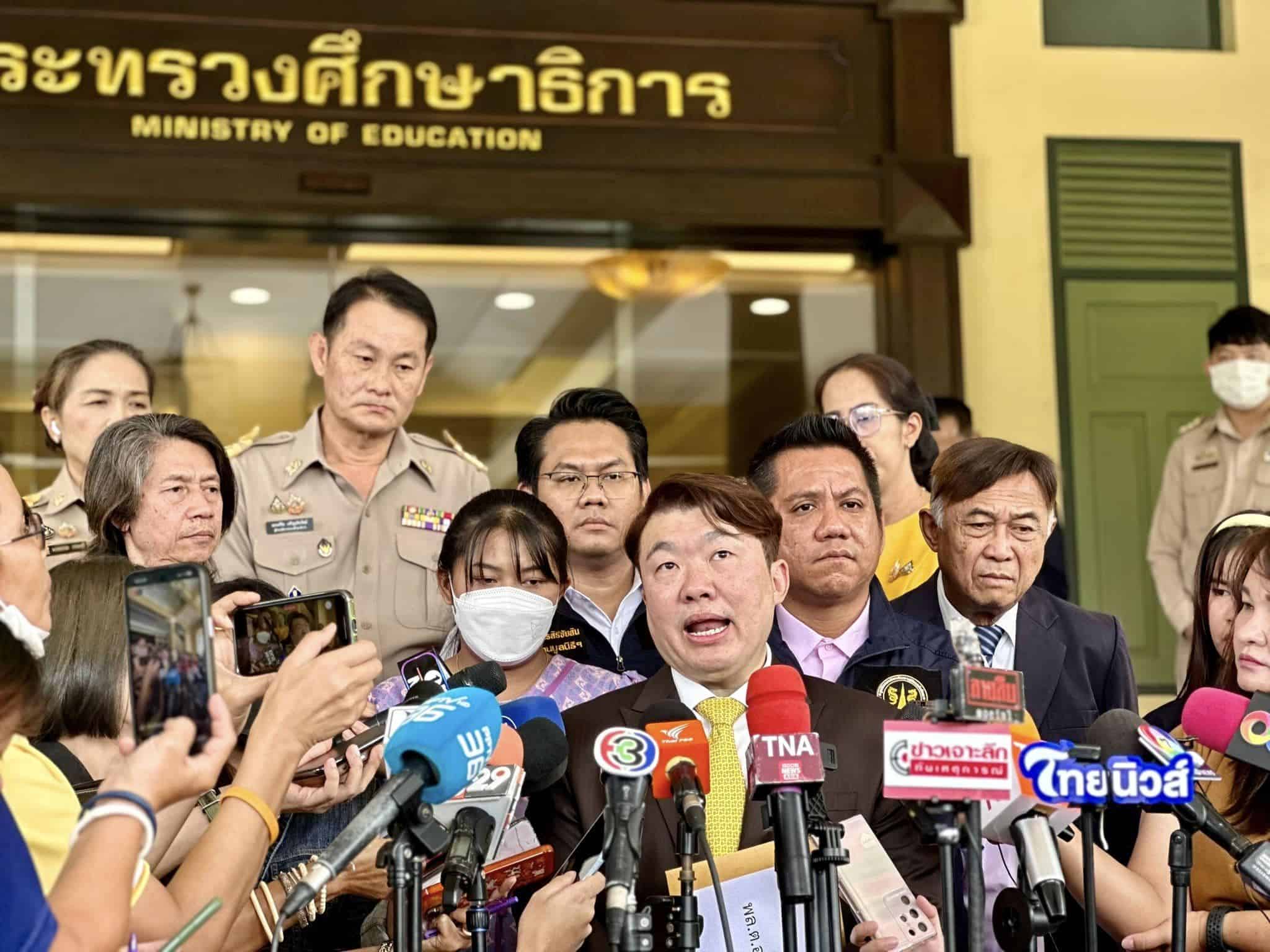 ครูเบญ แถลงข่าววันนี้ โดยมีตัวแทนมูลนิธิรณรงค์ทวงคืนความยุติธรรมในสังคมชี้แจง