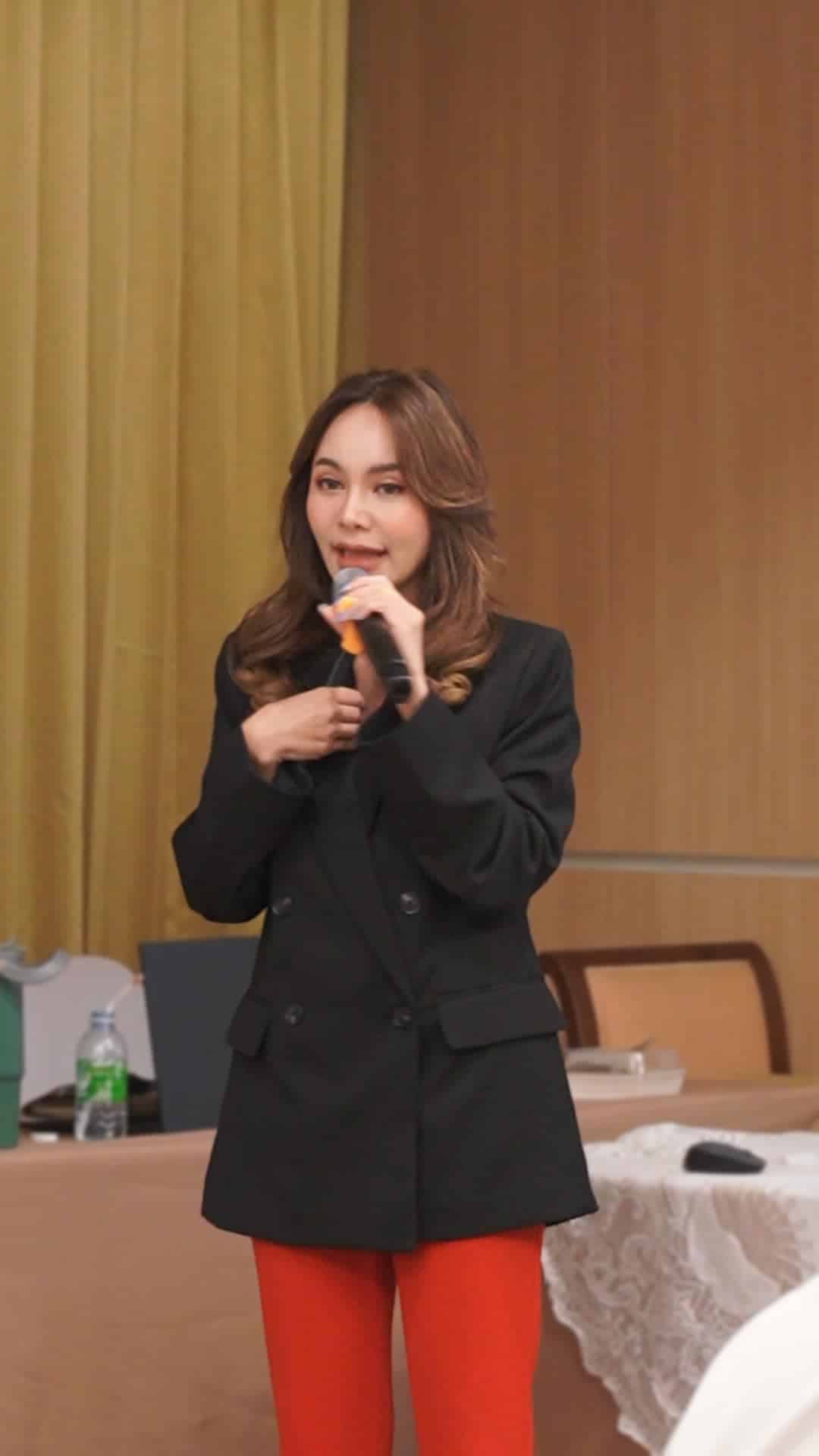 ยุวดี มีทำ รับเชิญเป็นวิทยากรจังหวัดสิงห์บุรี