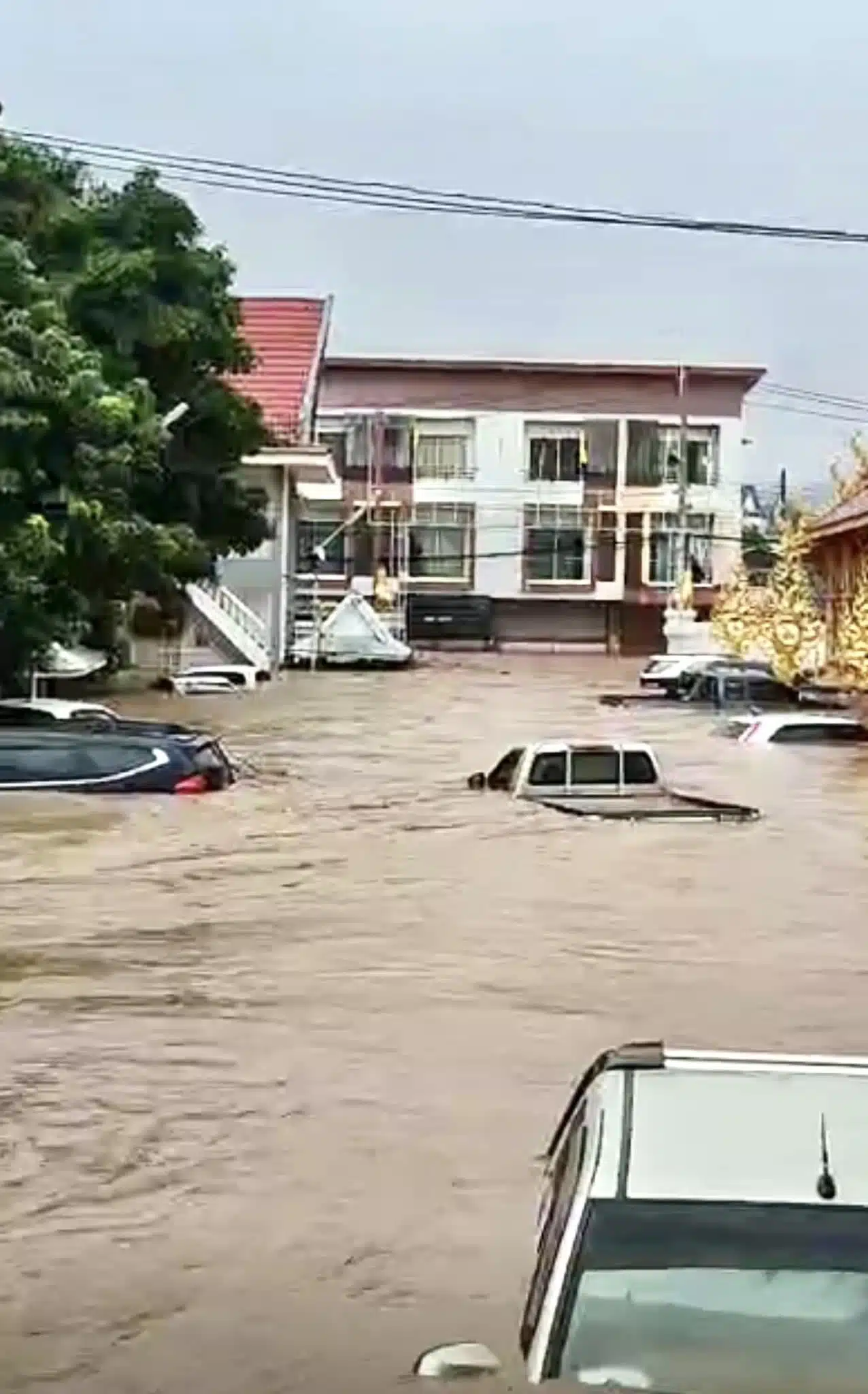 สภาพวัดผาสุการาม อ.แม่สาย หลังน้ำทะลักเข้าท่วมตั้งแต่เมื่อคืนที่ผ่านมา