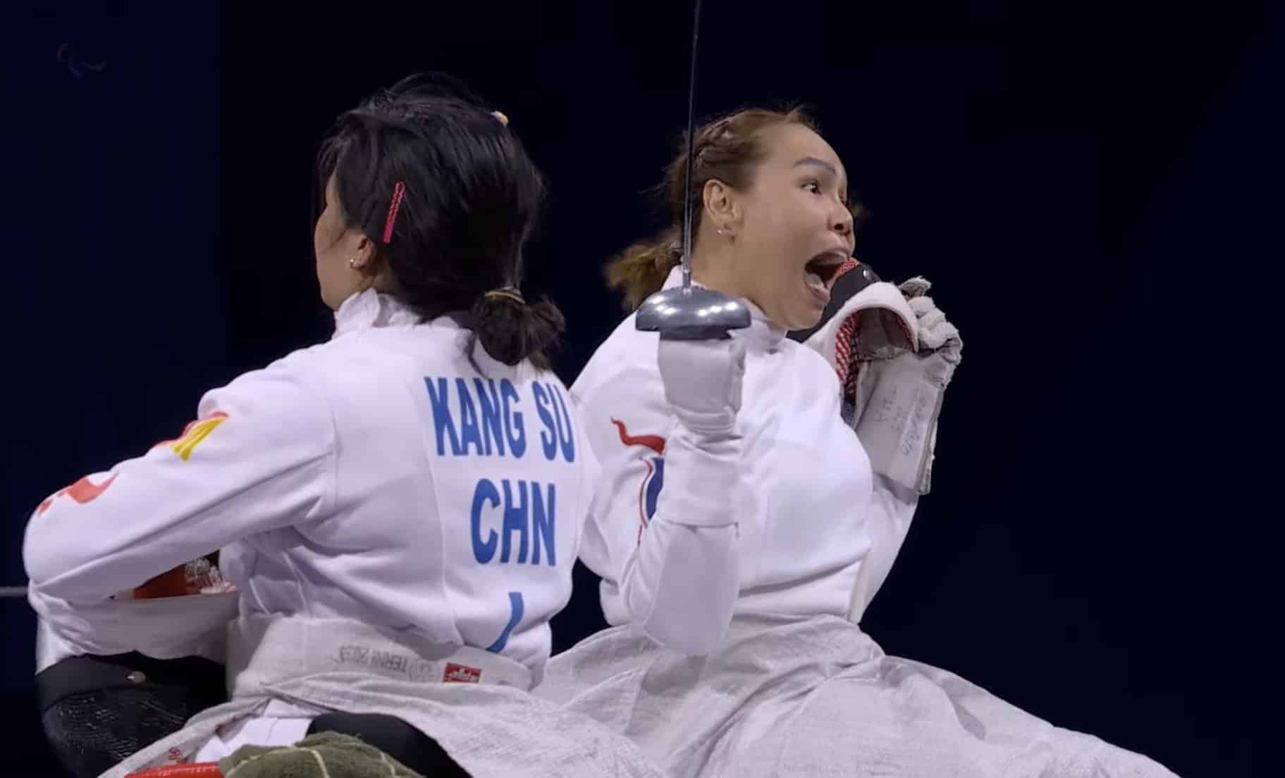 สายสุนีย์ เอาชนะ คังซู จากจีน ในการแข่งขันวีลแชร์ฟันดาบ พาราลิมปิก 2024