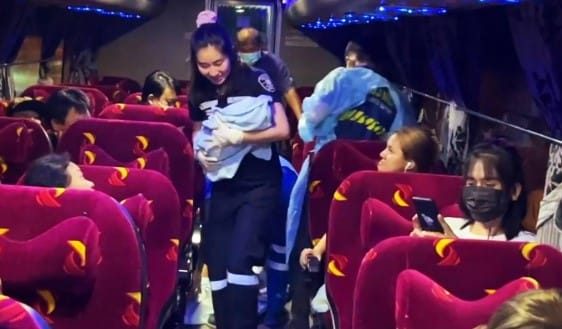 สาวคลอดลูกบนรถทัวร์ โชคดีมีพยาบาลอยู่บนรถ