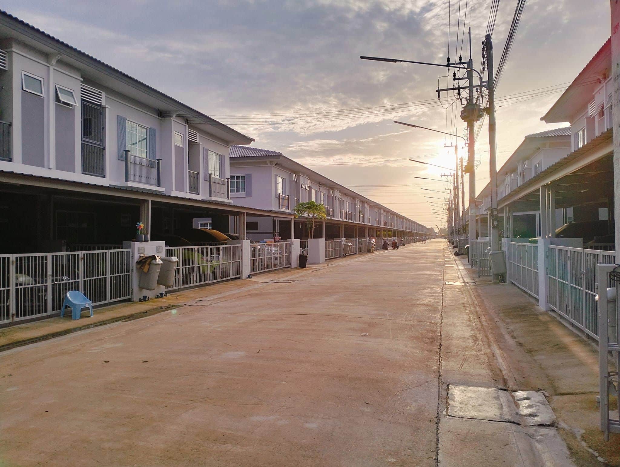 หมู่บ้านระเบียบดีเกินคาด จอดรถในบ้านเรียบร้อย ภาพสวยเหมือนฝัน