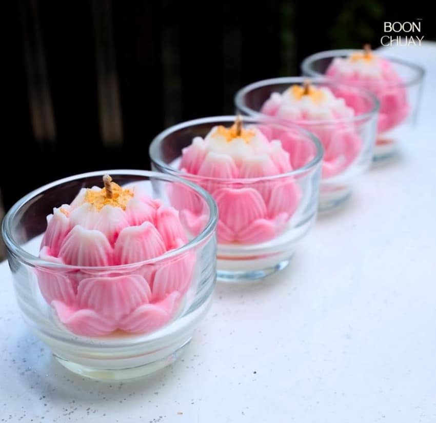 เทียนหอมดอกบัวสีชมพูจากแบรด์ บุญช่วย