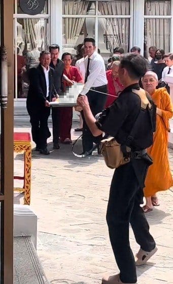 เอก รังสิโรจน์ ร่วมรับร่าง อาฉลอง จาก รพ. มายังศาลาประกอบพิธี