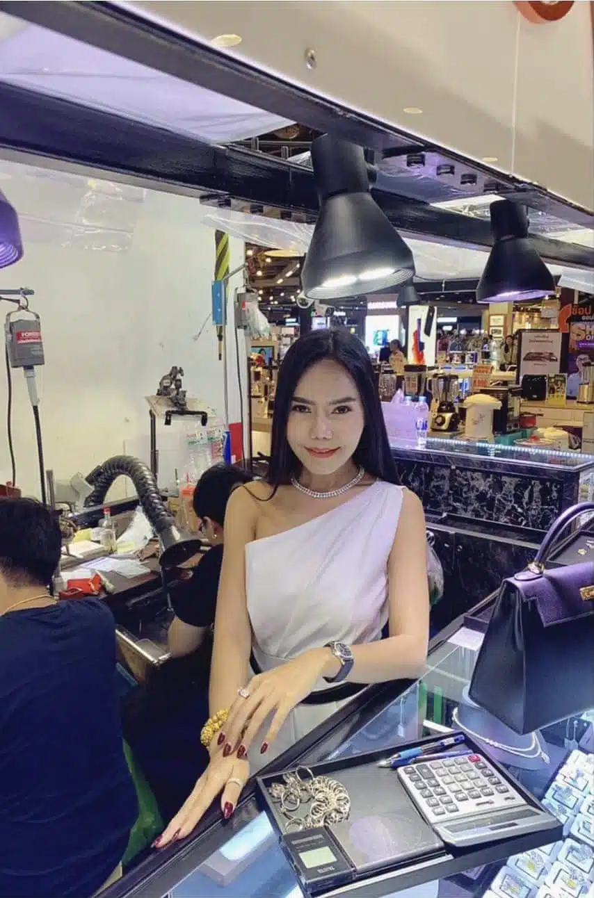 แม่ตั๊ก สมัยเปิดร้านเพชร อ้างเป็นเพชรน้ำร้อย สุดท้ายขายต่อไม่ได้