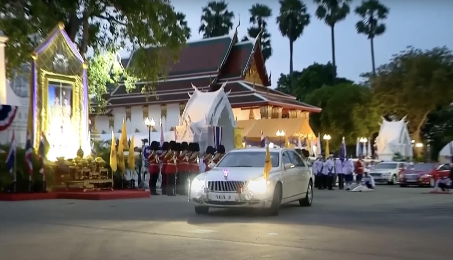 ราชินี เสด็จพระราชดำเนินแทนพระองค์ ไปในการพระราชพิธีทรงบำเพ็ญพระราชกุศลถวายผ้าพระกฐิน ณ วัดนิเวศธรรมประวัติ อำเภอบางปะอิน