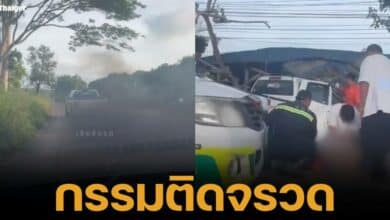 เวรกรรมตามทัน! กระบะขาวโชว์กร่าง ปล่อยควันดำใส่รถชาวบ้านคันด้านหลัง สุดท้ายลงอุบัติเหตุชนต้นไม้ข้างทาง สภาพรถพังยับเยิน