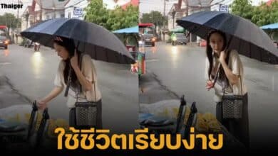 อั้ม พัชราภา กางร่มตากฝน ซื้อของตักบาตร จากตลาดนัดริมทาง ชาวเน็ตแชร์คลิป ชื่นชมสวยใจบุญเหมือนนางฟ้า