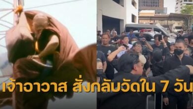 พระปีนเสาโดนต่อย