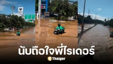 นับถือใจ 'ไรเดอร์' ขี่มอเตอร์ไซค์ลุยน้ำท่วมสูง จมไปครึ่งคันก็ไม่หวั่น มุ่งส่งของถึงมือ