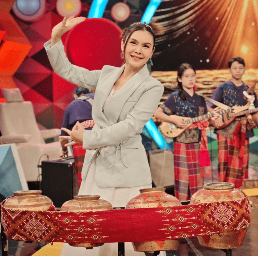 ฝน ธนสุนทร โชว์รำดีดไห