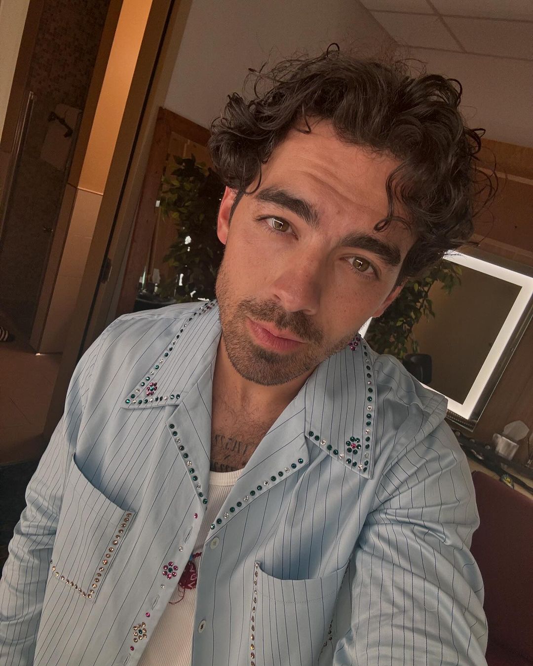 โจ โจนาส มีบทบาทในภาพยนตร์และซีรีส์หลายเรื่องนอกเหนือจากงานเพลง เช่น Hot in Cleveland